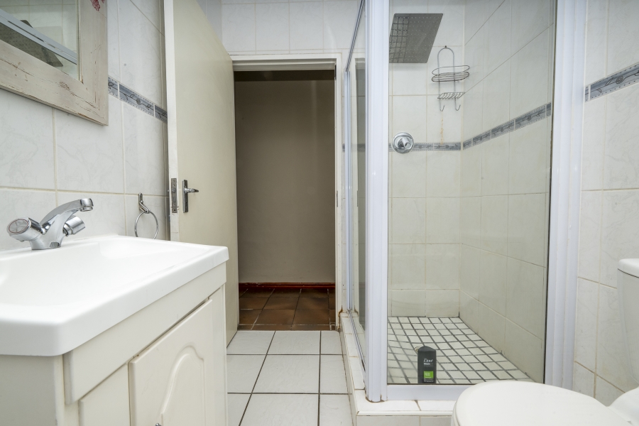 4 Bedroom Property for Sale in Uitzicht Western Cape